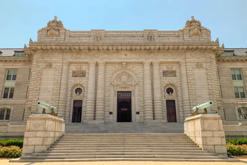 Bancroft Hall entrance at the US Naval Academy with Beaux-Arts columns and twin cannons flanking the steps